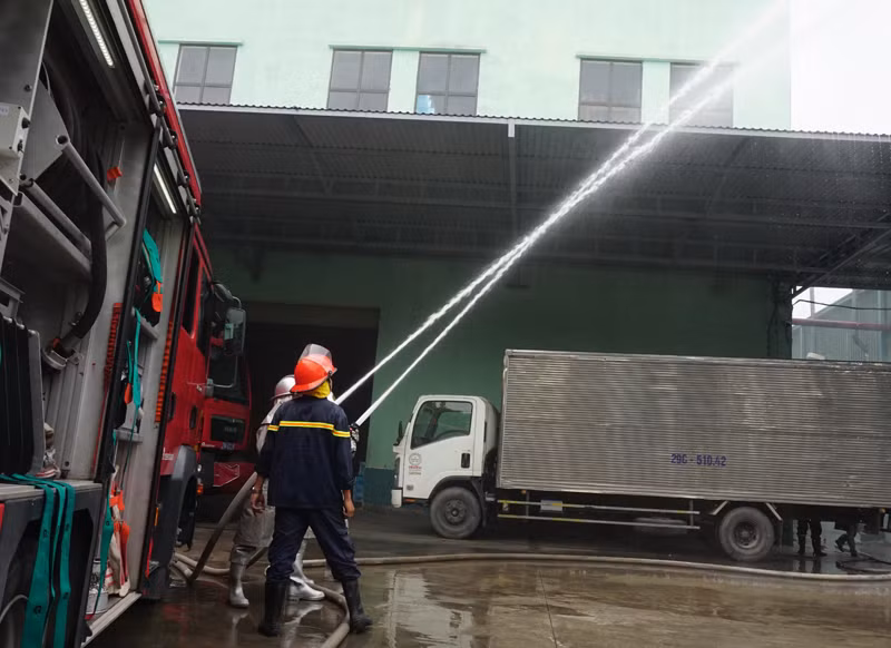 Ngay sau khi nhận được thông tin, lực lượng Cảnh sát PCCC và CNCH đã phối hợp lực lượng cơ sở chữa cháy