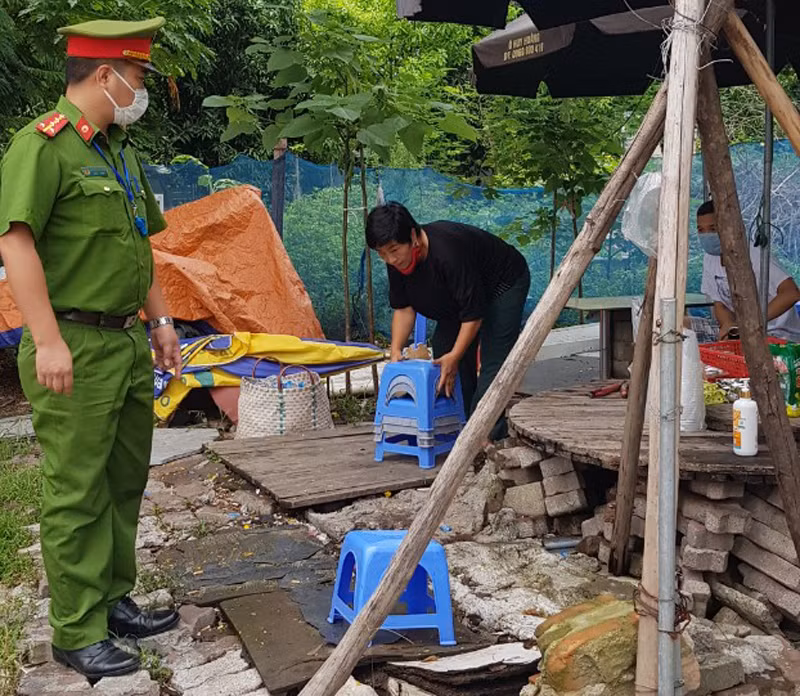 Công an phường nhắc nhở hàng rong, quán cóc chấp hành quy định về TTĐT