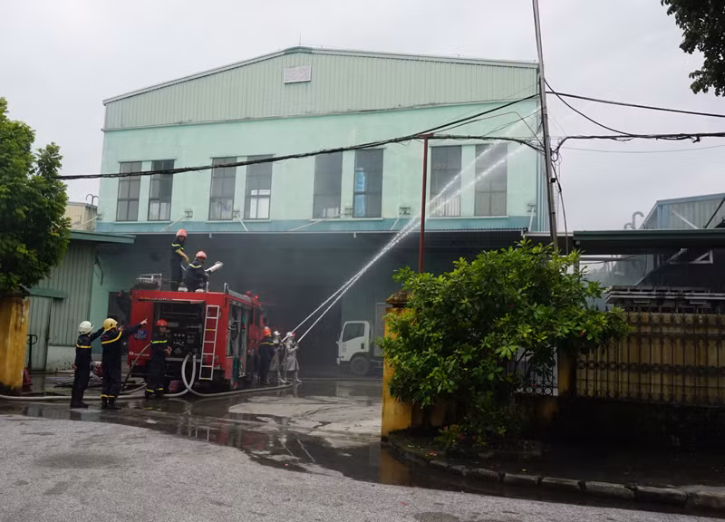 Công tác triển khai đội hình tìm kiếm cứu nạn và chữa cháy được tiến hành nhanh chóng, các mũi công tiếp cận cứu hộ hàng hóa, người bị nạn an toàn