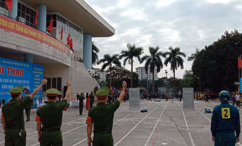 Tổ trọng tài ra hiệu lệnh sẵn sàng vào cuộc thi Tổ trọng tài ra hiệu lệnh sẵn sàng vào cuộc thi