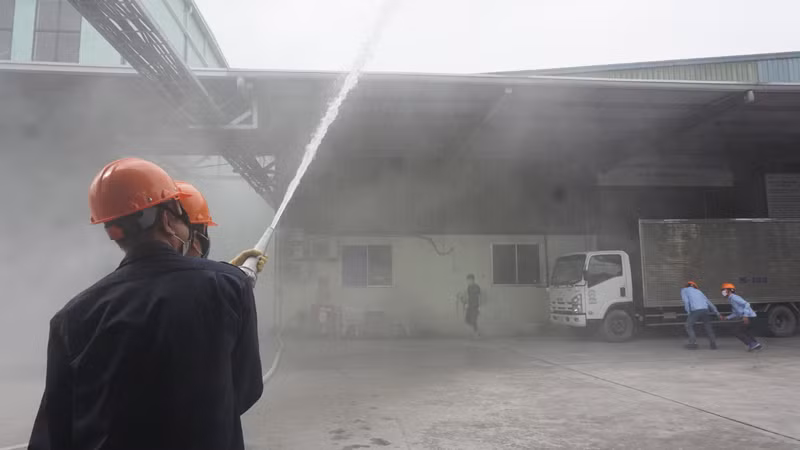 Tổ chữa cháy tại chỗ đã nhanh chóng có mặt triển khai chữa cháy, cứu hộ hàng hóa, đồng thời xin chi viện lực lượng cứu hỏa chuyên nghiệp.