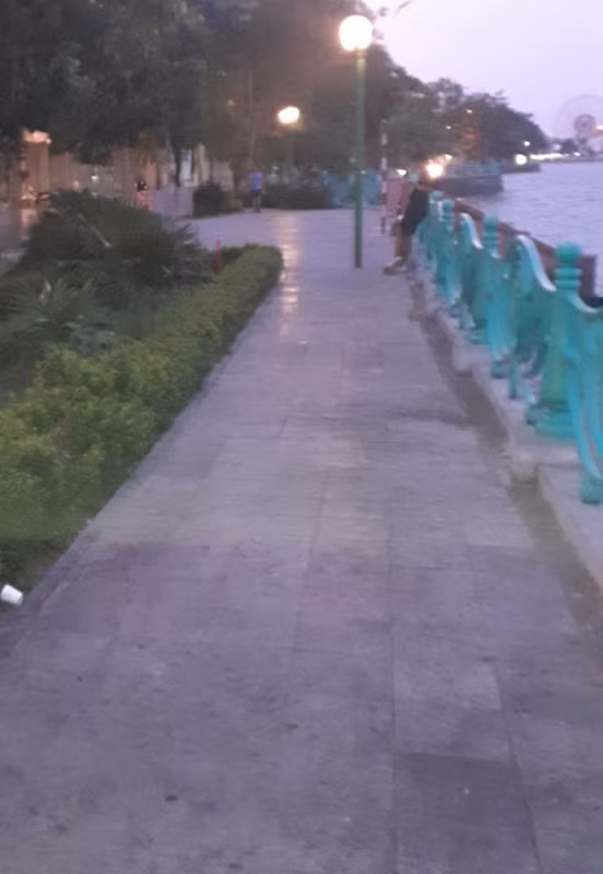 Tổ công tác luôn duy trì đảm bảo ANTT để ven hồ Tây thoáng đãng, sạch sẽ