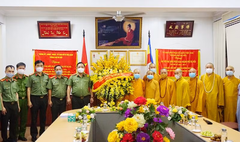 Trung tướng Nguyễn Hải Trung cùng đoàn công tác CATP Hà Nội chúc mừng Hòa thượng Thích Bảo Nghiêm cùng các Thượng tọa, Đại đức Giáo hội Phật giáo Việt Nam TP. Hà Nội
