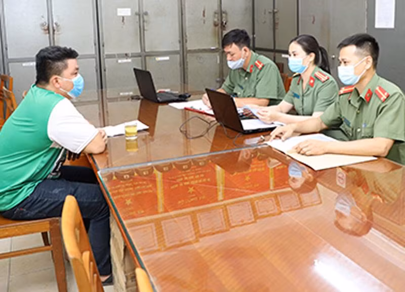 Cơ quan công an ghi lời khai trường hợp Triệu Thành L đăng tin sai sự thật về Covid-19 trên mạng xã hội
