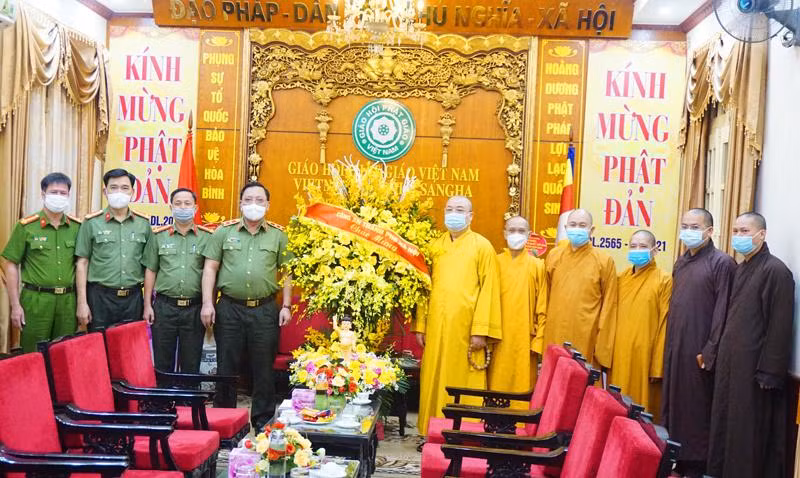 Trung tướng Nguyễn Hải Trung, Giám đốc CATP Hà Nội chúc mừng Hòa thượng Thích Thanh Nhiễu, Phó Chủ tịch Thường trực Hội đồng Trị sự Trung ương Giáo hội Phật giáo Việt Nam nhân dịp Lễ Phật đản năm 2021