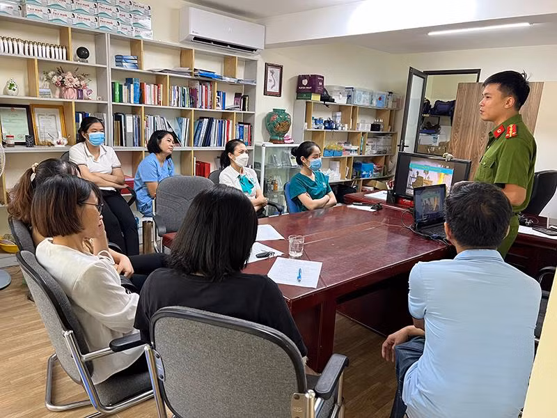 Đội Cảnh sát PCCC và CNCH tuyên truyền phòng ngừa hỏa hoạn tại bệnh viện, cơ sở khám điều trị bệnh, chăm sóc người bệnh trên địa bàn quận
