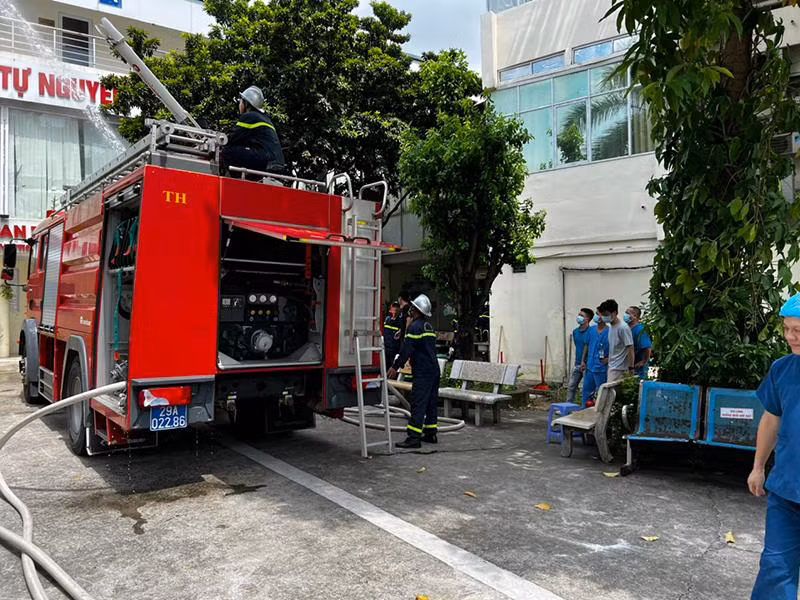 Đội Cảnh sát PCCC và CNCH thực tập phương án chữa cháy, tìm kiếm cứu nạn tại Bệnh viện Tim cơ sở Xuân La, quận Tây Hồ
