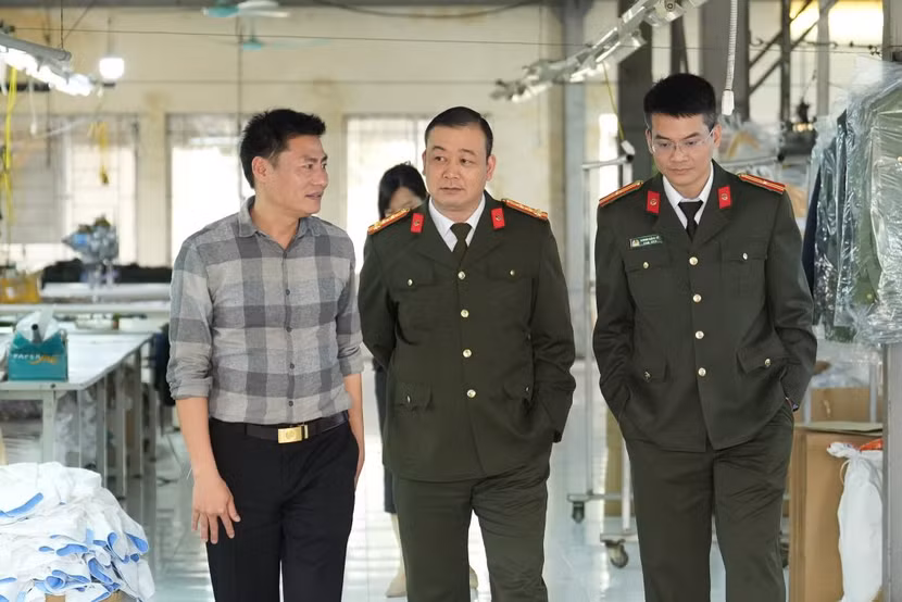 Đại tá Trần Văn Hùng – Chủ tịch kiêm Tổng giám đốc Công ty TNHH MTV Tháng 8 thăm và kiểm tra thực tế tại Xí nghiệp May và Xí nghiệp Cơ Khí – Sửa chữa Ô tô, xe máy trực thuộc công ty