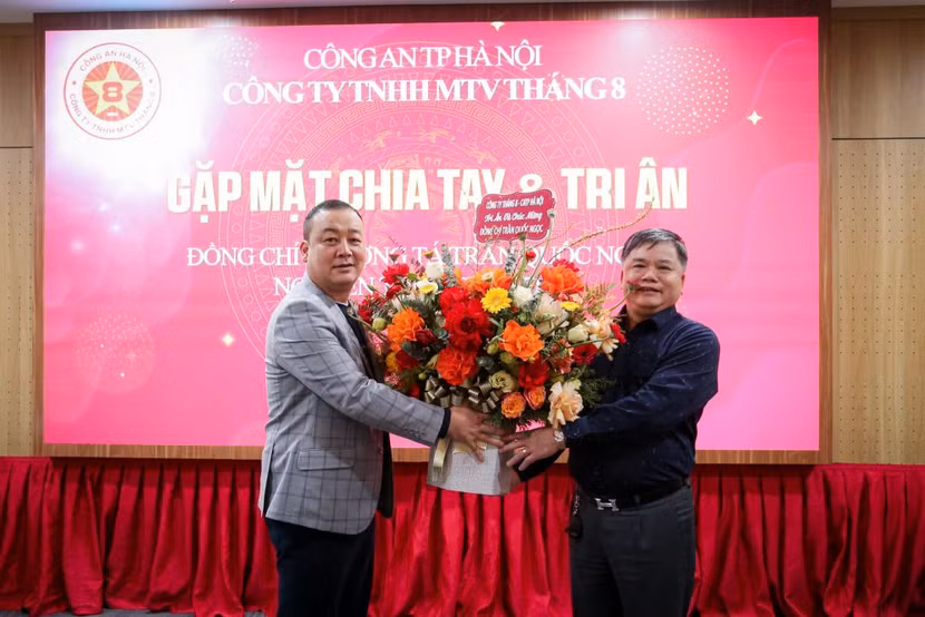 Đại tá Trần Văn Hùng, Chủ tịch kiêm Tổng Giám đốc Công ty TNHH MTV Tháng 8 tặng hoa chúc mừng Thượng tá Trần Quốc Ngọc, người tiền nhiệm của Công ty, vừa nghỉ chế độ