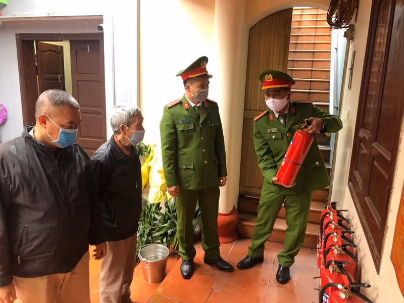 Lực lượng Cảnh sát PCCC và CNCH - CAQ Tây Hồ kiểm tra an toàn PCCC tại các điêm chùa, miếu phủ trước những ngày cận Tết Nguyên đán Tân Sửu 2021