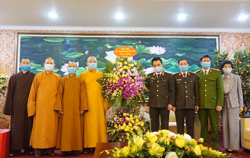 Hòa thượng Thích Thanh Nhiễu - Phó Chủ tịch Thường trực Hội đồng Trị sự Trung ương Giáo hội Phật giáo Việt Nam cùng các vị Hòa thượng, Thượng tọa, Đại đức đến thăm, chúc mừng năm mới Công an Hà Nội nhân dịp Tết Nguyên đán Tân Sửu 2021