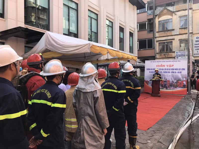 Lực lượng Cảnh sát PCCC và CNCH tham gia diễn tập PCCC và CNCH tại tập thể cũ Phương Mai