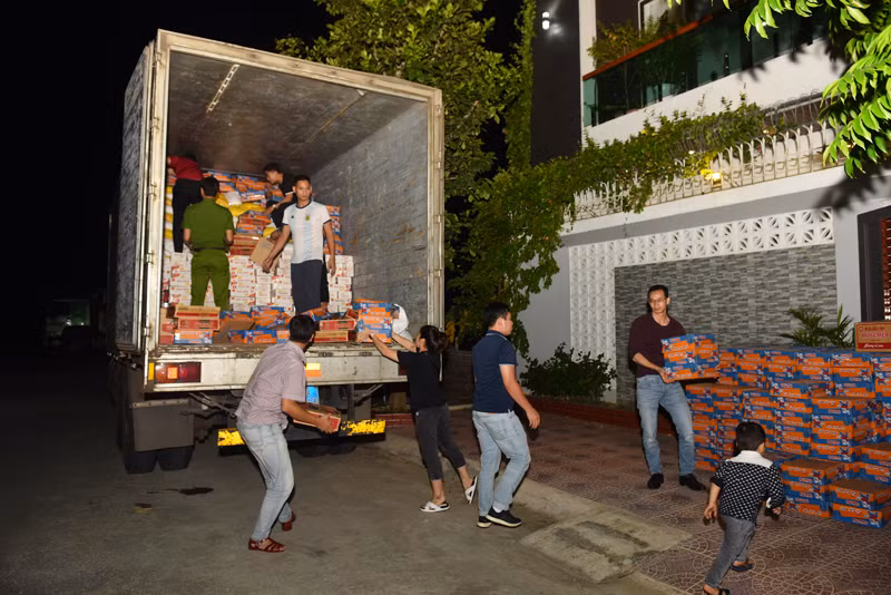 Đoàn Công tác Cục Cảnh sát ĐTTP về ma túy- Bộ Công an chuyển hàng vào đồng bào bị lũ lụt tại Quảng Bình