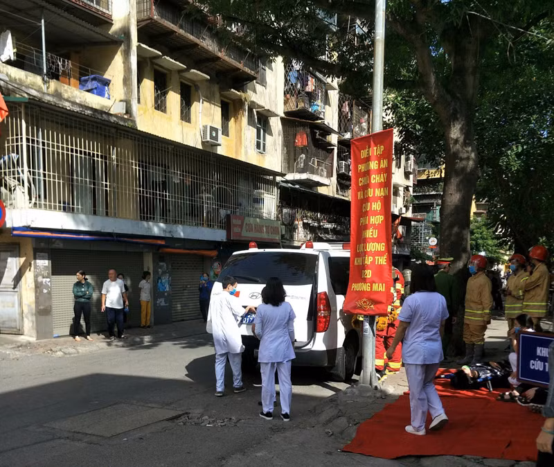 Lực lượng y tế tham gia tiếp nhận sơ cứu nạn nhân bị mắc kẹt