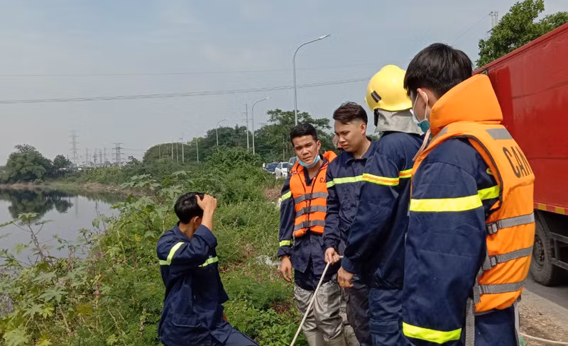 Lực lượng tìm kiếm cứu nạn CAH Thường Tín tìm tung tích nạn nhân