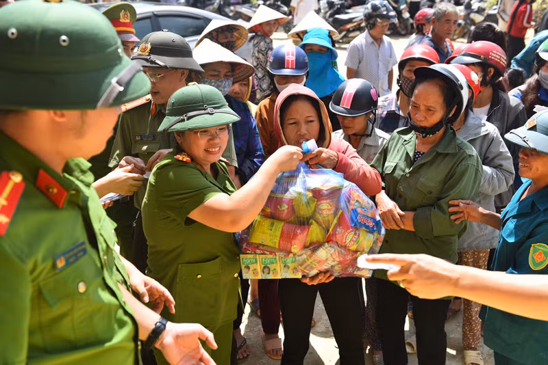 Đồng chí Dương Thị Thanh Huyền trao quà hỗ trợ người dân bị ảnh hưởng do lũ lụt tại huyện Hướng Hóa, tỉnh Quảng Bình