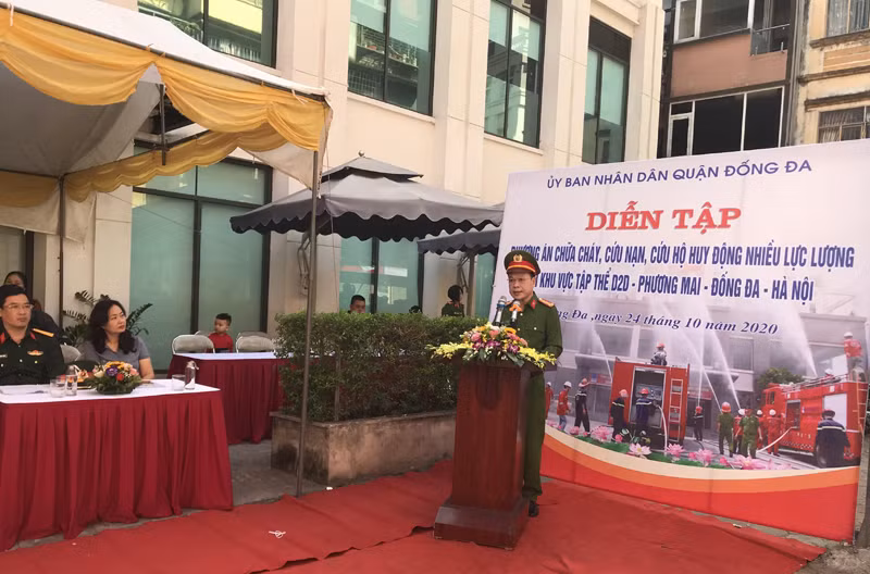 Đại tá Lê Văn Hiến, Phó trưởng CAQ Đống Đa phát biểu tại buổi diễn tập