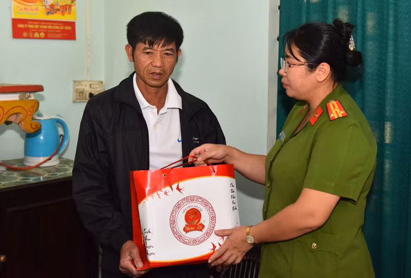 Đại diện Cục Cảnh sát điều tra tội phạm về ma túy đã đến gia đình thăm hỏi, động viên thân nhân Đại úy Trương Văn Thắng