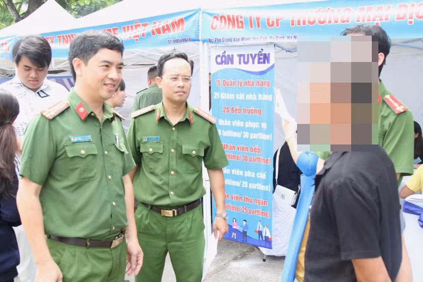 Thượng tá Nguyễn Hữu Khánh, Trưởng CAQ Tây Hồ lắng nghe nguyện vọng tìm kiếm việc làm của những người đã một thời lầm lỗi