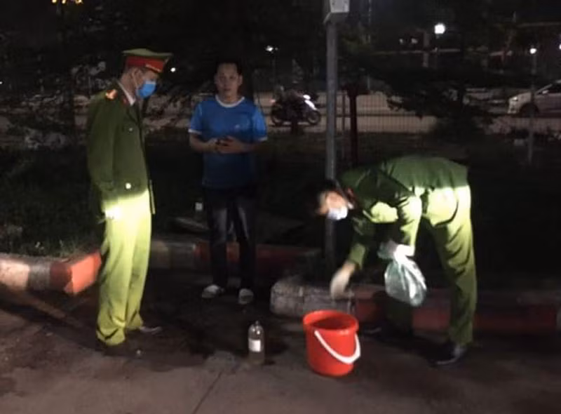 Cơ quan công an lấy mẫu nước xả ra môi trường của công ty để kiểm tra, xử lý