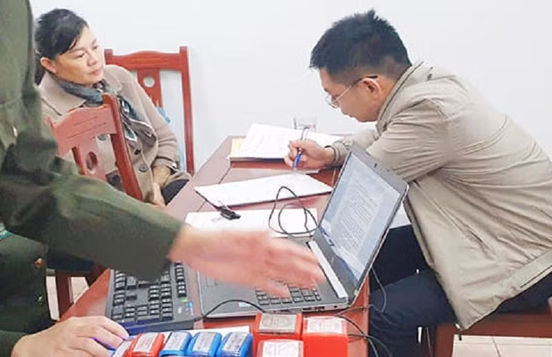 Cơ quan công an ghi lời khai đối tượng Lan Anh