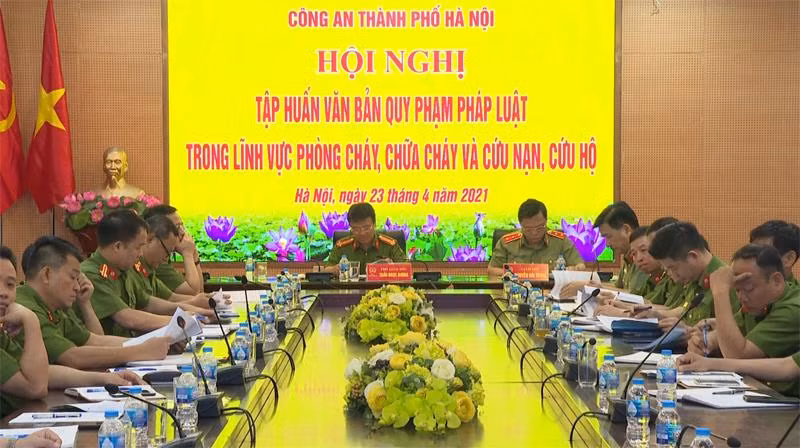 Trung tướng Nguyễn Hải Trung (giữa, bên phải), chủ trì điểm cầu trực tuyến Hội nghị tập huấn văn bản quy phạm pháp luật trong lĩnh vực PCCC và CNCH