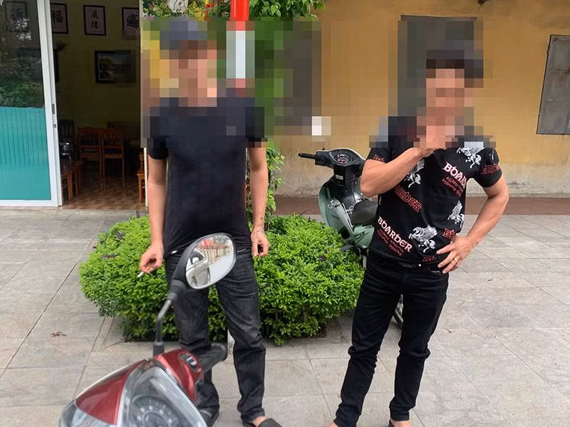 Hai đối tượng bị xử lý vi phạm hành chính về việc không chấp hành phòng chống dịch Covid-19 khi ra đường không đeo khẩu trang y tế