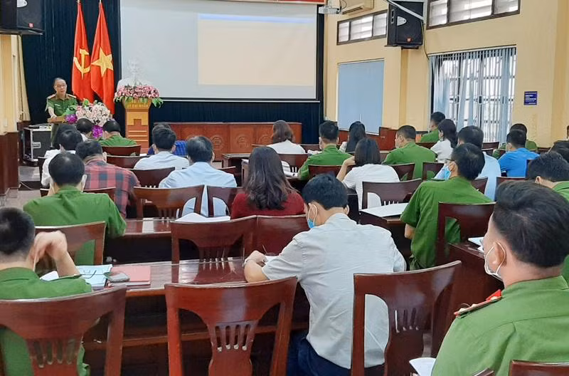 Thượng tá Phạm Xuân Quang, Phó trưởng CAH Gia Lâm phát biểu chỉ đạo tại hội nghị