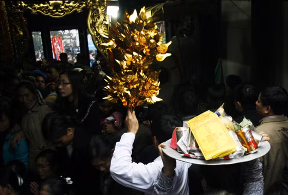 Ngay từ chiều 5-2, bên ngoài đền Thiên Trường đã rất đông người dân đến hành lễ... và bên trong hậu cung cũng khó mà chen chân để dâng hương tới các vị Vua nhà Trần