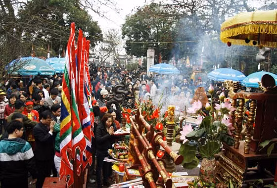 Ngay từ chiều 5-2, bên ngoài đền Thiên Trường đã rất đông người dân đến hành lễ... và bên trong hậu cung cũng khó mà chen chân để dâng hương tới các vị Vua nhà Trần