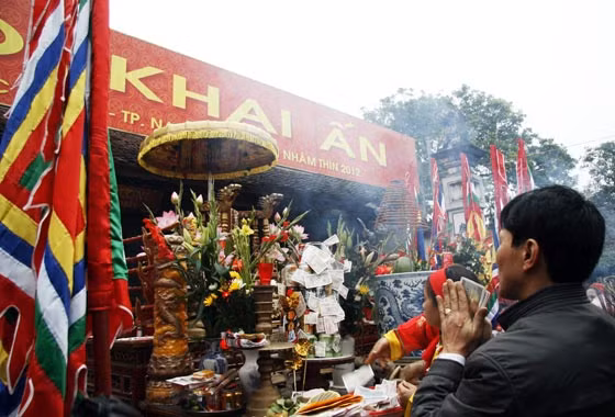 Ngay từ chiều 5-2, bên ngoài đền Thiên Trường đã rất đông người dân đến hành lễ... và bên trong hậu cung cũng khó mà chen chân để dâng hương tới các vị Vua nhà Trần