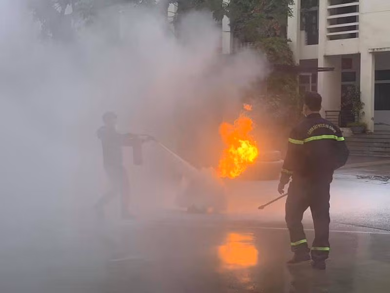 Đội Cảnh sát PCCC và CNCH - CAH Hoài Đức đã tập huấn, nâng cao kỹ năng chữa cháy thoát nạn cho lực lượng chữa cháy cơ sở kinh doanh, sản xuất Đội Cảnh sát PCCC và CNCH - CAH Hoài Đức đã tập huấn, nâng cao kỹ năng chữa cháy thoát nạn cho lực lượng chữa cháy cơ sở kinh doanh, sản xuất