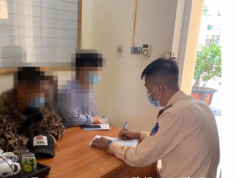 Công an huyện Đông Anh lập biên bản xử lý thanh niên đi xe máy vi phạm bốc đầu đi một bánh