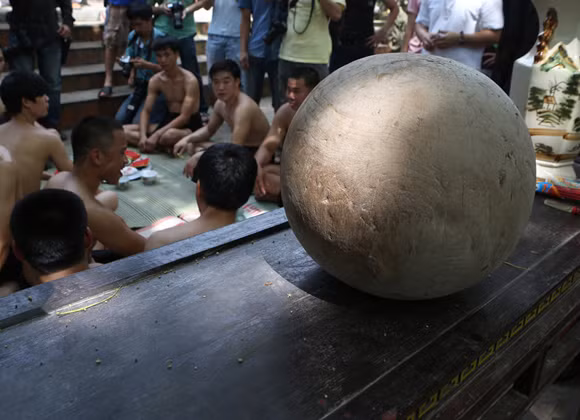 Những chàng trai chưa vợ đóng khố ôm cầu chạy dưới bùn ảnh 4