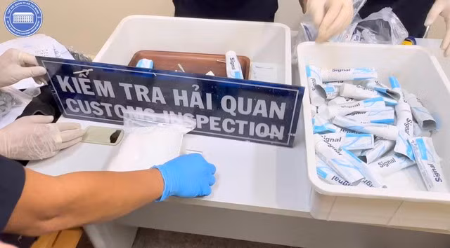 Ma túy được giấu trong tuýp kem đánh răng và các mặt hàng khác trên tuyến hàng không Ma túy được giấu trong tuýp kem đánh răng và các mặt hàng khác trên tuyến hàng không
