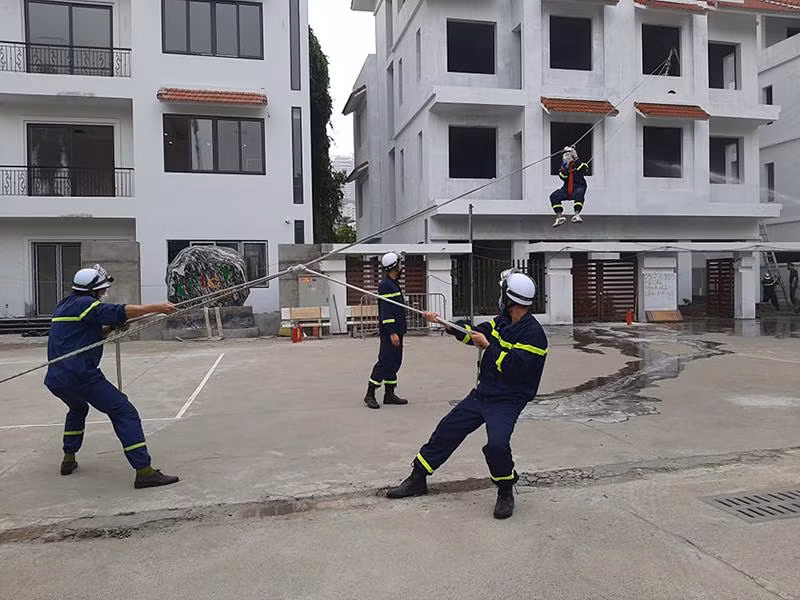 Lực lượng Cảnh sát PCCC và CNCH, CAQ Nam Từ Liêm phối hợp thực tập phương án chữa cháy, cứu nạn tại khu dân cư phường Mỹ Đình 1