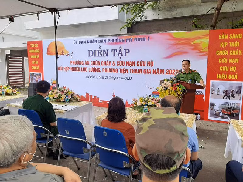 Đại tá Tô Mạnh Thắng, Phó Trưởng CAQ Nam Từ Liêm phát biểu tại buổi diễn tập PCCC và CNCH tại phường Mỹ Đình 1