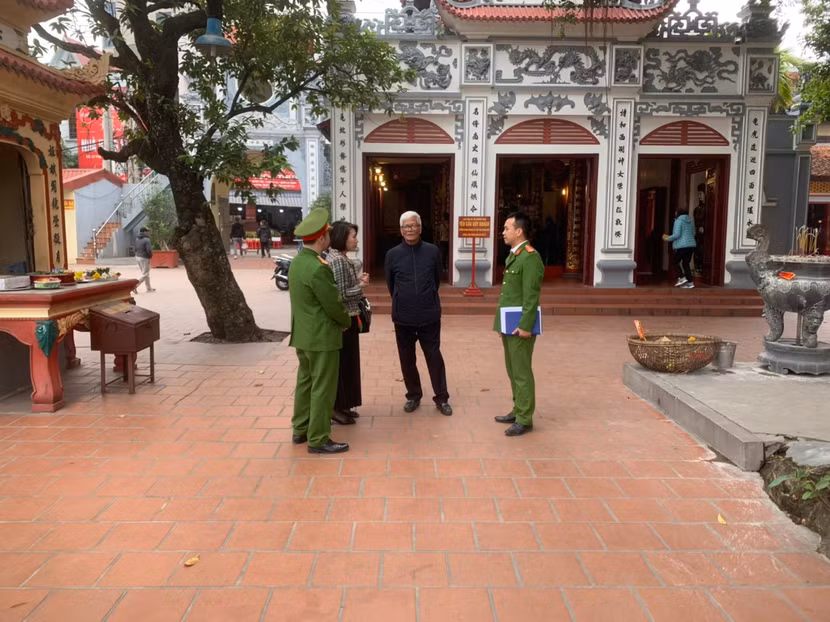Lực lượng Cảnh sát PCCC và CNCH - CAQ Tây Hồ, CATP Hà Nội tuyên truyền việc sử dụng lửa trần, thắp hương, nến, hóa vàng mã tại nơi thờ tự trên địa bàn quận đảm bảo an toàn PCCC
