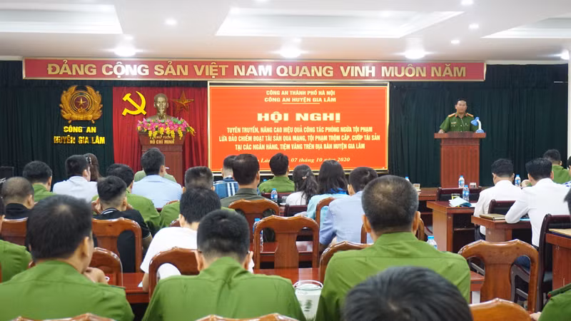 Thượng tá Phạm Văn Hậu, Trưởng CAH Gia Lâm nêu những biện pháp phòng ngừa tội phạm cướp ngân hàng, tiệm vàng