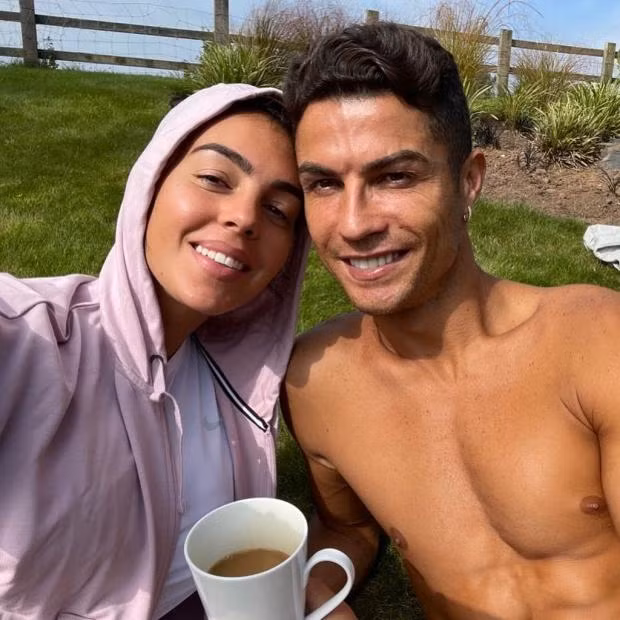 Rodridriguez không nói lên nời khi nhận được quà tặng từ Ronaldo