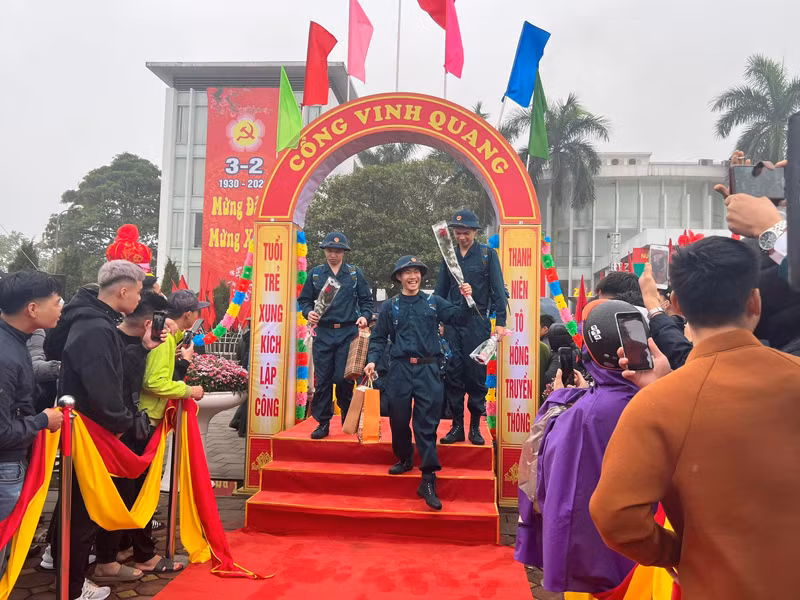 Các tân binh hân hoan bước qua cổng Vinh Quang lên đường làm nhiệm vụ