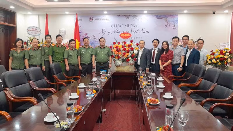 Trung tướng Nguyễn Hải Trung, Giám đốc CATP Hà Nội trân trọng gửi tới PGS.TS Nguyễn Trúc Lê - Bí thư Đảng ủy, Chủ tịch Hội đồng Đại học kinh tế cùng tập thể các thầy cô, công nhân viên lẵng hoa tươi thắm, cùng những lời chúc mừng tốt đẹp nhất Trung tướng Nguyễn Hải Trung, Giám đốc CATP Hà Nội trân trọng gửi tới PGS.TS Nguyễn Trúc Lê - Bí thư Đảng ủy, Chủ tịch Hội đồng Đại học kinh tế cùng tập thể các thầy cô, công nhân viên lẵng hoa tươi thắm, cùng những lời chúc mừng tốt đẹp nhất
