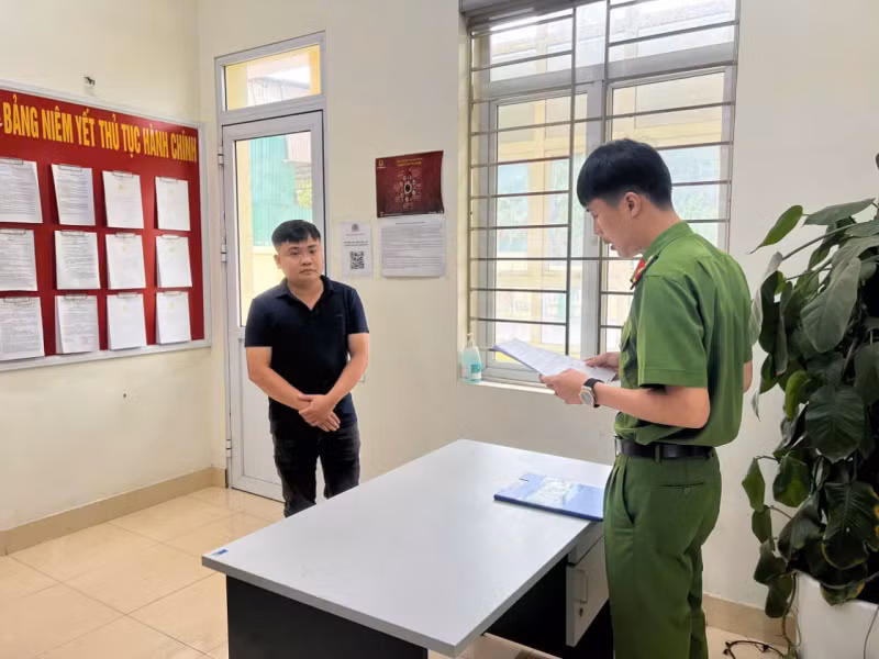 Đối tượng Lê Hồng Dân tại cơ quan Công an Đối tượng Lê Hồng Dân tại cơ quan Công an