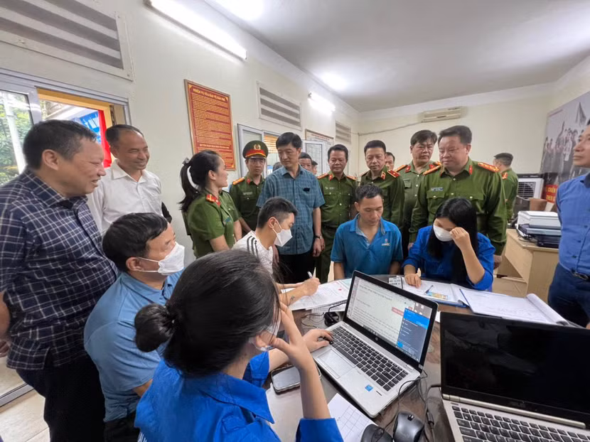 Trung tướng Nguyễn Duy Ngọc kiểm tra tại Ban chỉ đạo Đề án 06 quận Tây Hồ, ở Nhà văn hóa ngõ 38, phường Xuân La Trung tướng Nguyễn Duy Ngọc kiểm tra tại Ban chỉ đạo Đề án 06 quận Tây Hồ, ở Nhà văn hóa ngõ 38, phường Xuân La
