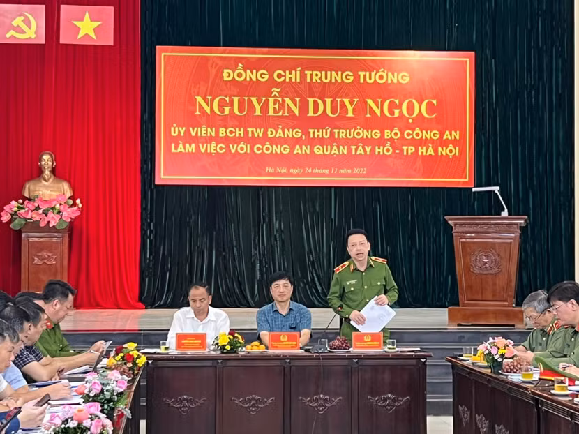 Thiếu tướng Nguyễn Hồng Ky, Phó Giám đốc Công an thành phố Hà Nội báo cáo tình hình kết quả Đề án 06 với đòng chí Thứ trưởng và đoàn công tác Thiếu tướng Nguyễn Hồng Ky, Phó Giám đốc Công an thành phố Hà Nội báo cáo tình hình kết quả Đề án 06 với đòng chí Thứ trưởng và đoàn công tác