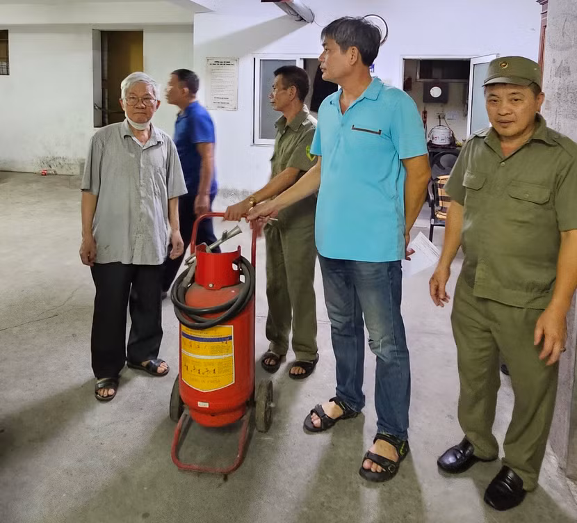 Đội phòng cháy chữa cháy UBND phường Dịch Vọng phối hợp kiểm tra nhắc nhở các hộ kinh doanh về an toàn PCCC