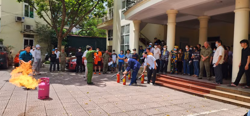 Cảnh sát PCCC và CNCH tuyên truyền, tập huấn, hướng dẫn người dân sử dụng phương tiện chữa cháy hiệu quả