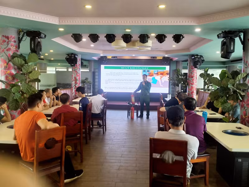 Cảnh sát PCCC và CNCH tuyên truyền, trang bị kỹ năng cho học viên