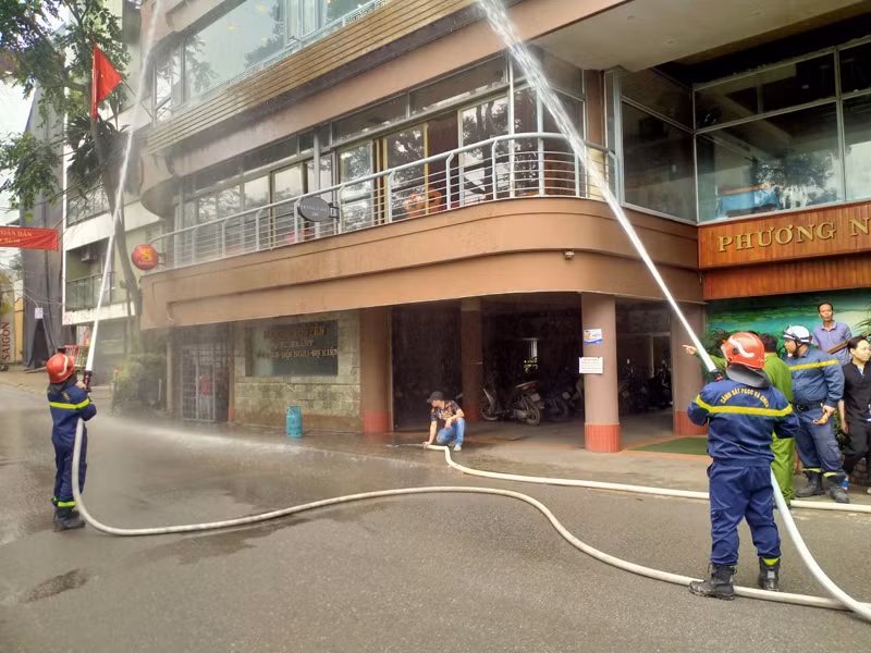 Lực lượng Cảnh sát PCCC và CNCH - CAQ Tây Hồ thực tập phương án chữa cháy, cứu nạn tại cơ sở kinh doanh Phương Nguyên
