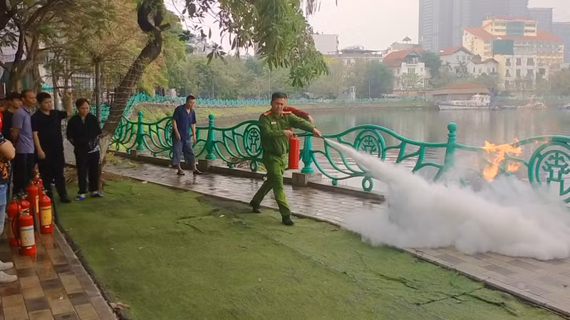 Lực lượng Cảnh sát PCCC và CNCH hướng dẫn kỹ năng cho nhân viên, người lao động làm việc tại cơ sở kinh doanh